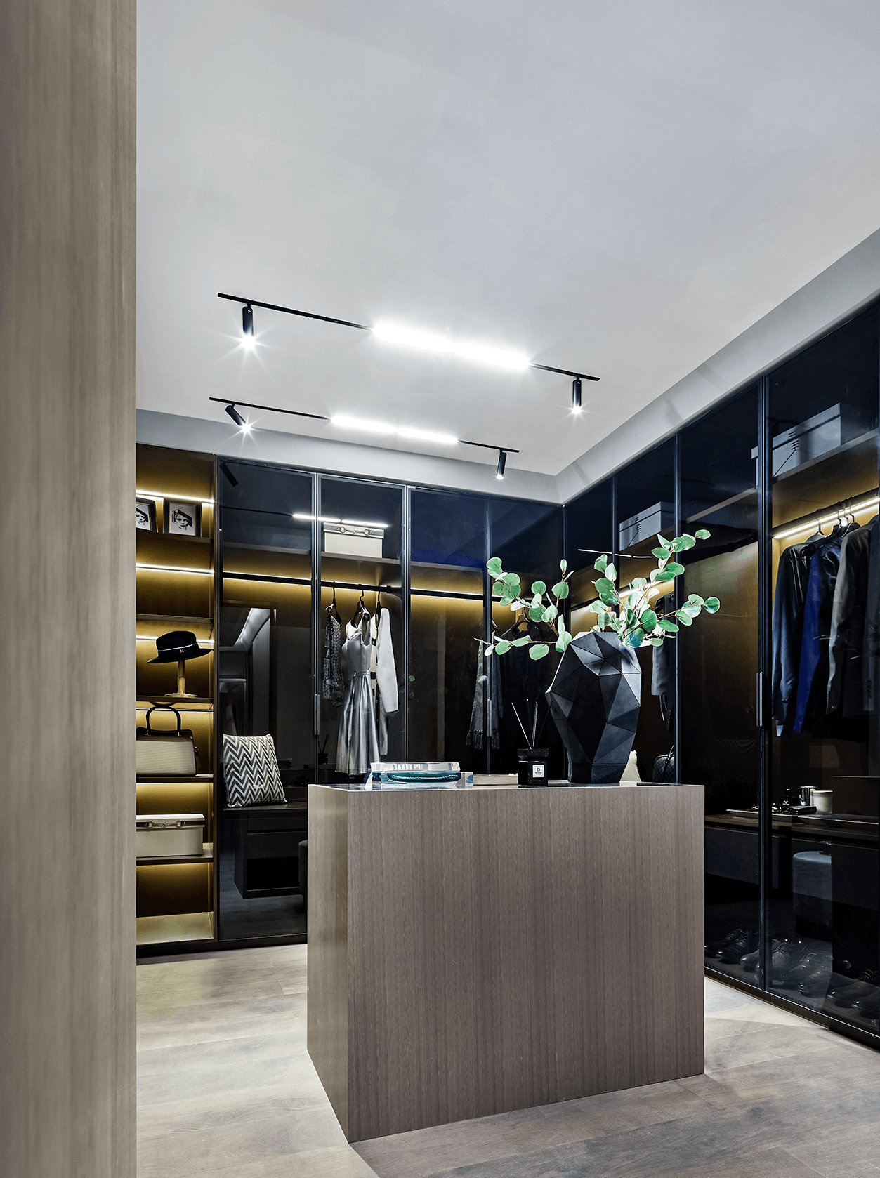 Yanlord Luxury Apartment Bedroom Wardrobe His